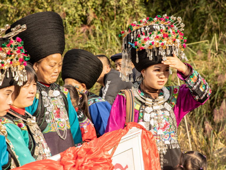 Zhang_Shengli - 7 The grooms sister is also stopped for the singing ritual