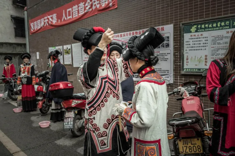 Fan Jinhong - 1. The brides sisters are waiting outside the gate for the groom