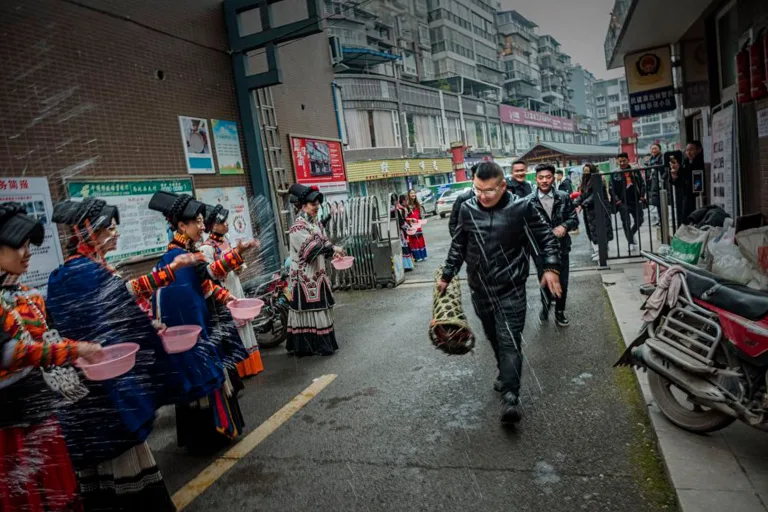 Fan Jinhong - 3.The grooms family and friends come with gifts of local specialities