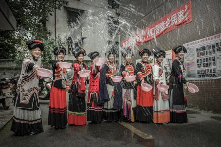 Fan Jinhong - 4. Water splashing ceremony kicks off