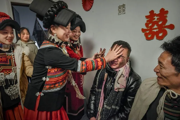Fan Jinhong - 5.The brides sister paints the ashes on the grooms brother as a blessing