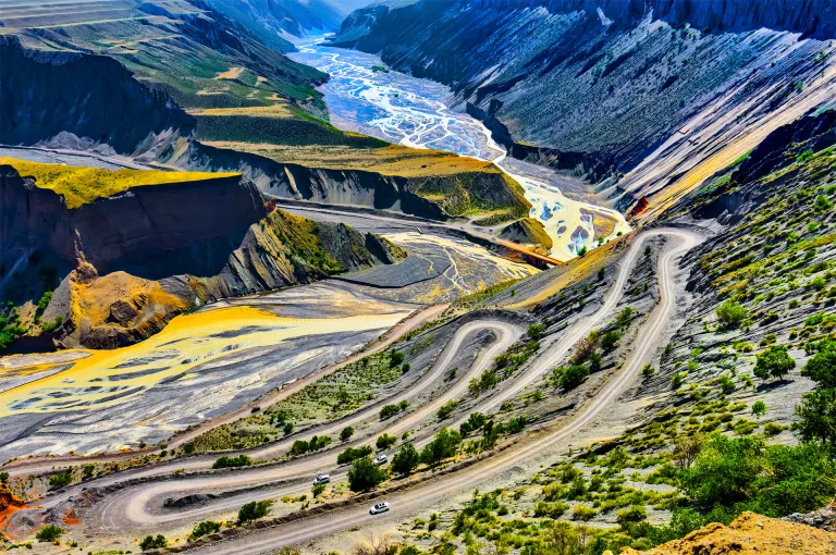 Liu Jianping - 8. 峡谷中的蜿蜒小路 Winding road in the canyon摄影：刘建平 获2023年GPU China国际摄影大赛旅游组IAAP优异证书