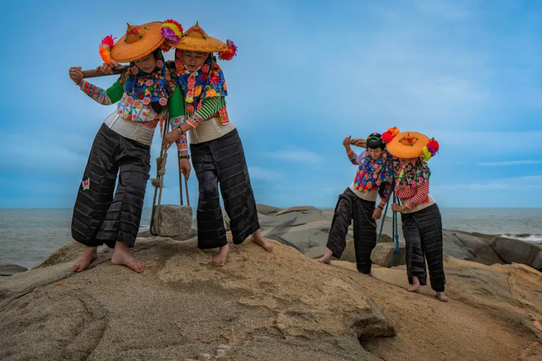 Liu Xuzhong - 抬石头之惠安女 Carry the stone Huian women