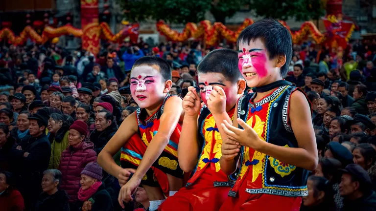 Yang Shenghua - 《看戏 Enjoying the Opera》